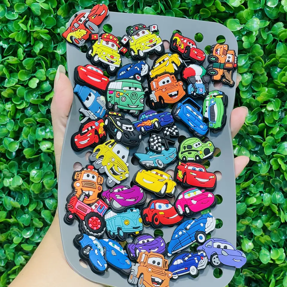 36ks mcqueen autá PVC Shoe Button Charms Deti Disney topánky dekorácia DIY náramky dámske dievčatá narodeninové darčeky