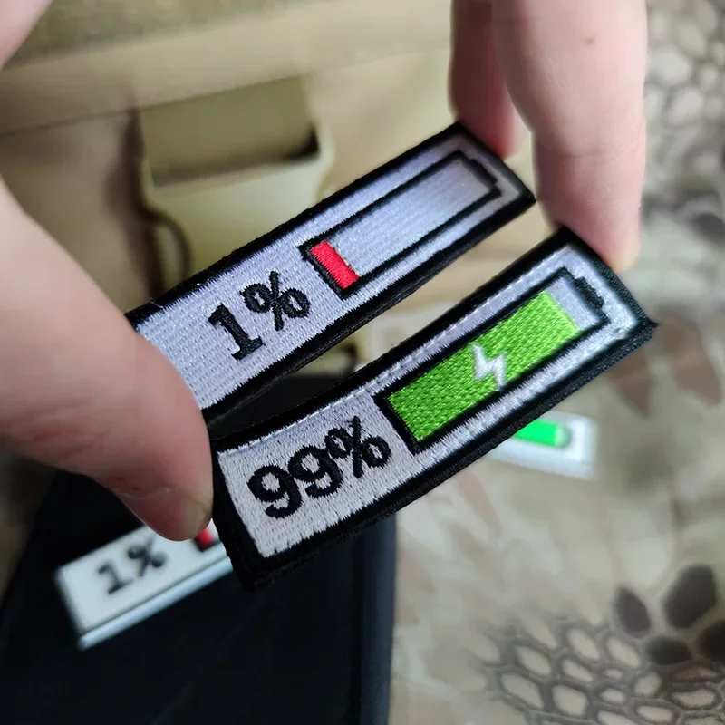 3D batéria mobilného telefónu 1% 99% logo PVC Patch vyšíva 3D taktický odznak Airsoft Patches Aplikácia pre bundy džínsy vrecká