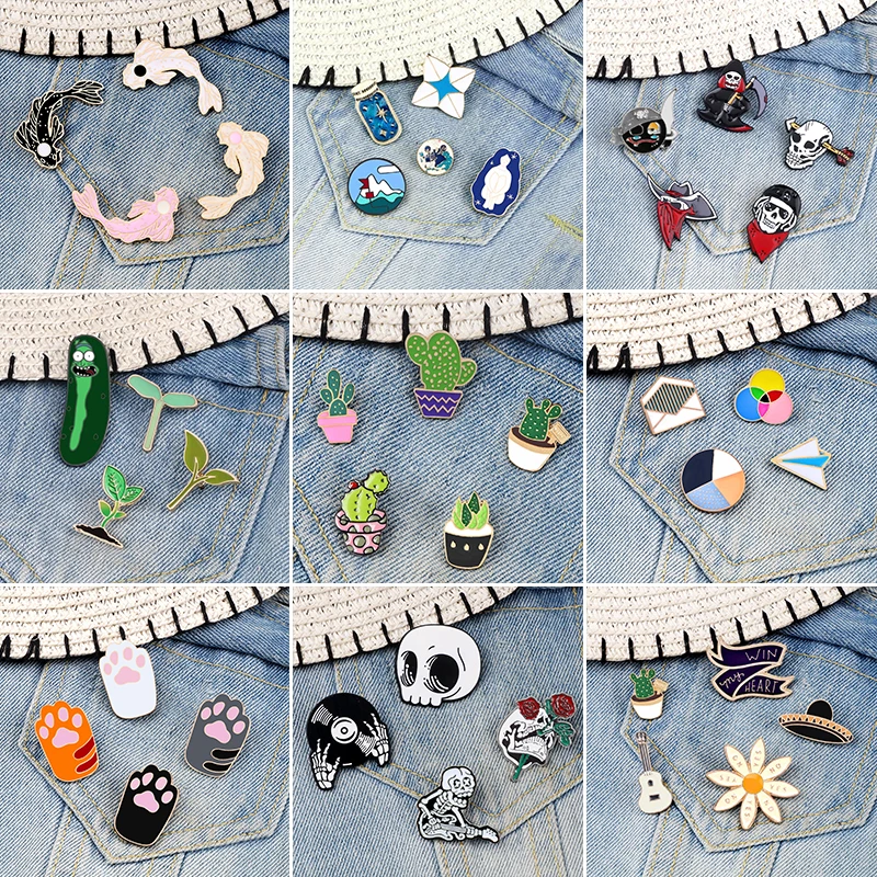 4-5 ks/sada zelených púčikov brošní brožby Yin Yang Koi Fish Pins Smalle Ukulele klope Pin Pin mačky Skeleton Grim Reaper odznaky šperky