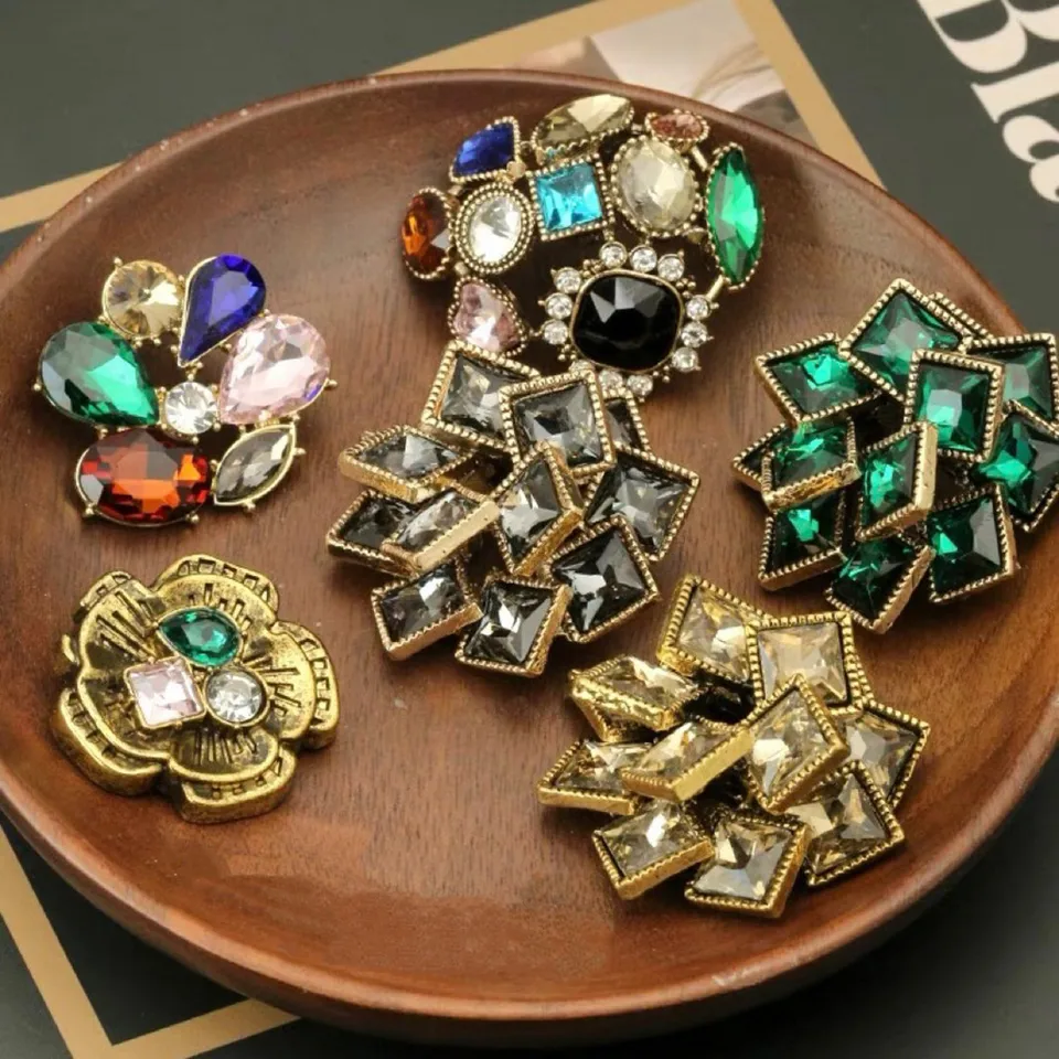 4ks/šarža Luxcy 29-40 mm veľkú veľkosť Špeciálne tvarované farebné diamantové kovové gombíky Light Luxusné retro kabát Ozdobné dekoratívne pracky