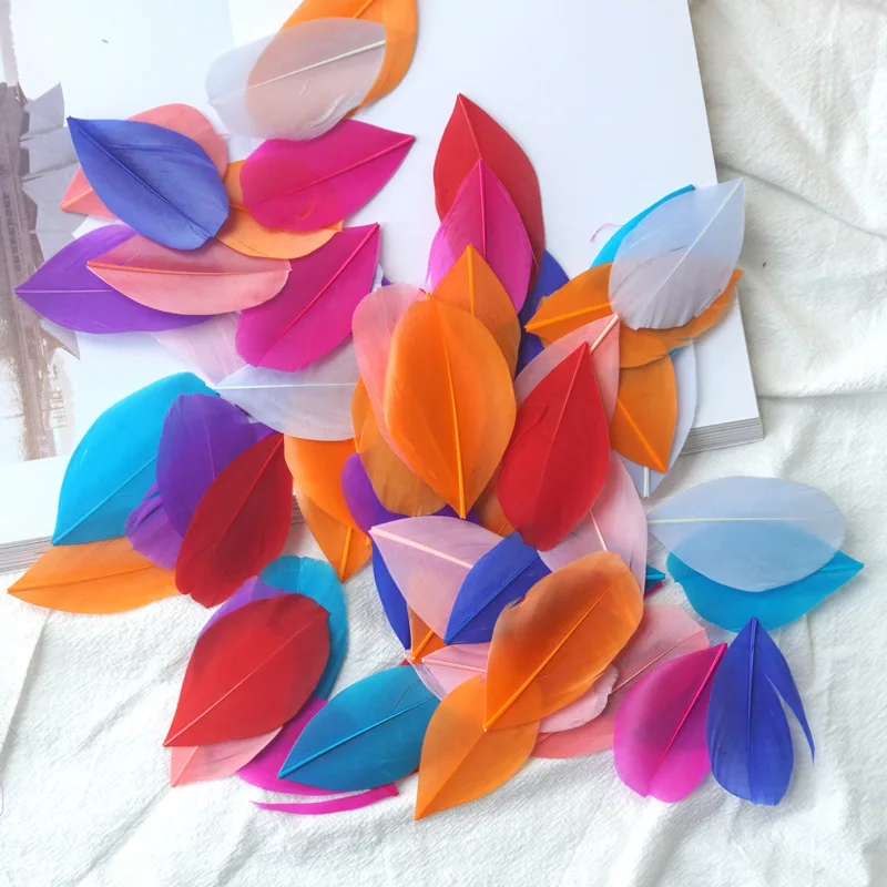 50/100ks prírodné perie 5-8 cm labuť perie Domáca dekorácia Craft farebný oblak DIY svadobné večere šperky výroby doplnkov