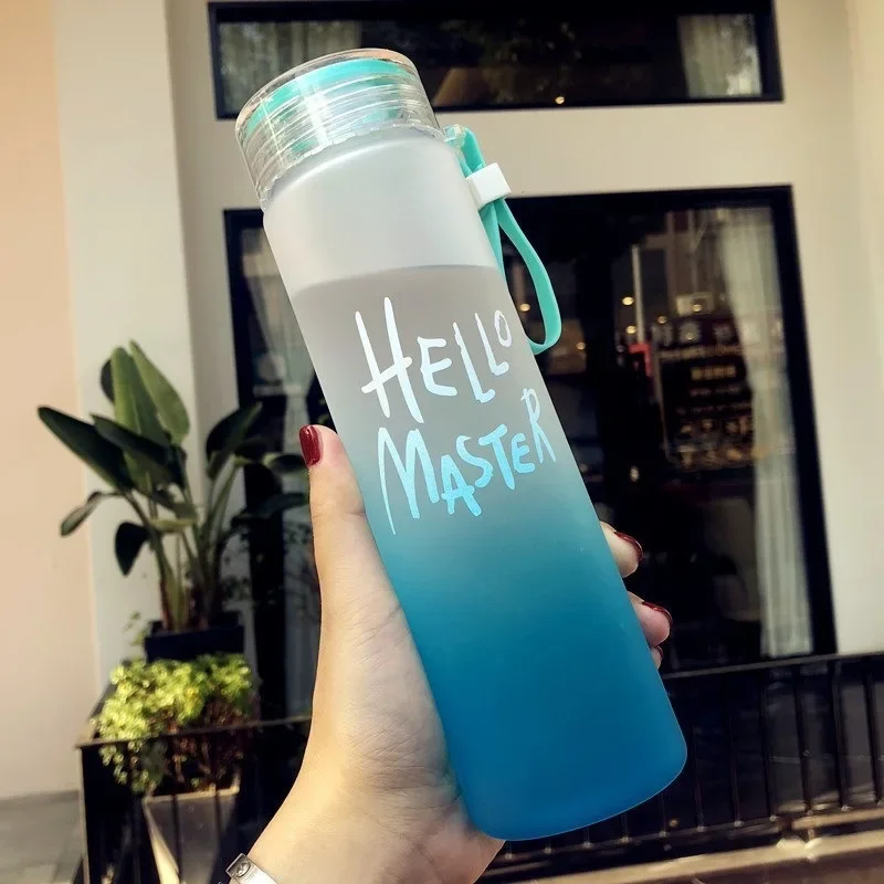 500 ml farebná športová fľaša s vodou Plastic Plastic Veľká kapacita matný šálka s remienkom Darček kemping Tour plastová športová fľaša s vodou