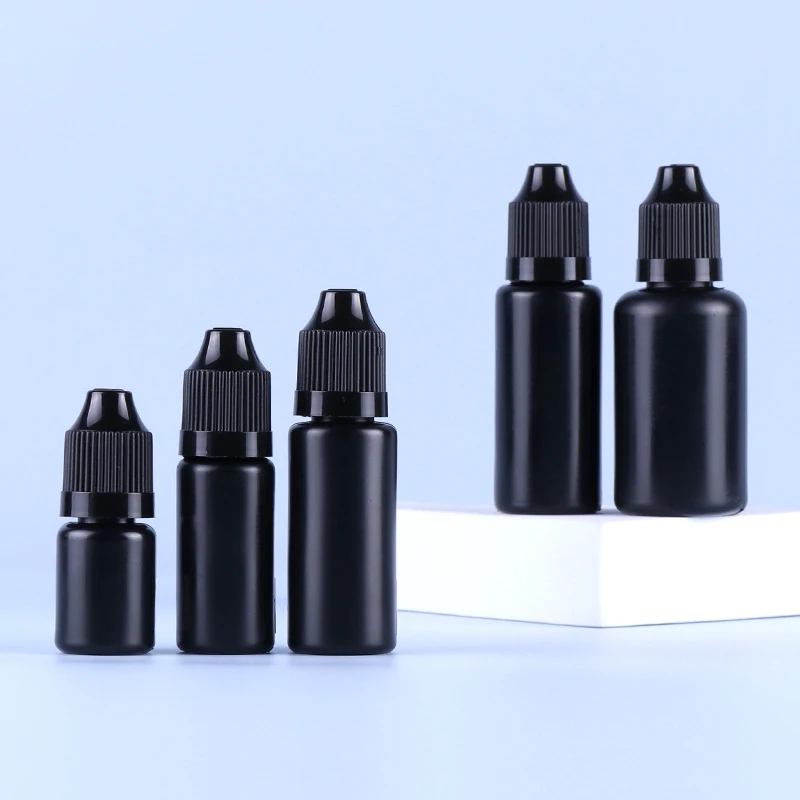 50ks 5 ml 10 ml 15 ml 20 ml 30 ml čiernej PE náplňovateľnej fľaše ľahko stláčajúca kvapkovacie fľaštičky s detskými čiapkami a dlhými tenkými špičkami