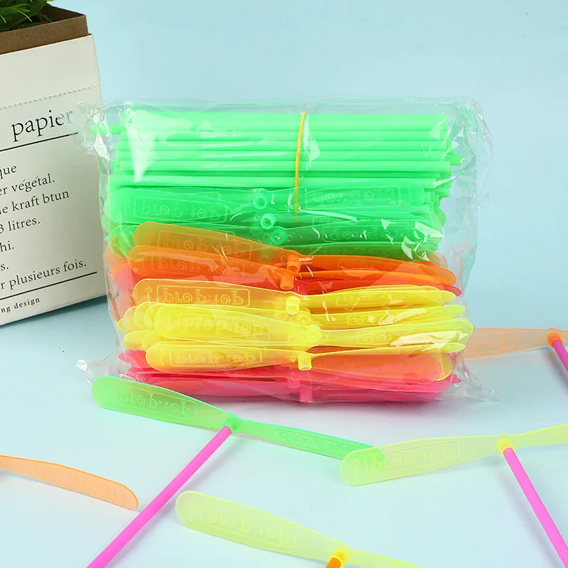 50pc plastový bambusový dragonfly ručne push lietajúca vrtuľa vonkajšia hračka pre deti narodeninové oslavy laskavosti pinata plnivá goodie taška