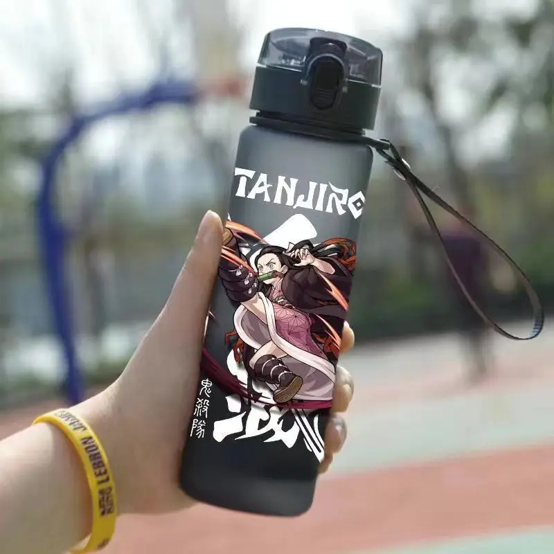 560 ml anime Demon Slayer Water Glass Dospelá vonkajšia fľaša s vodou s plastovými prenosnými detskými šálkami darčekov