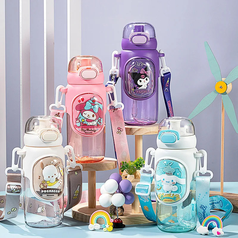 600 ml karikatúra fľaša Kuromi Pochacco Cinnamoroll Hello Kitty Prenosná vonkajšia plastová plastová priama pitná voda so slamou