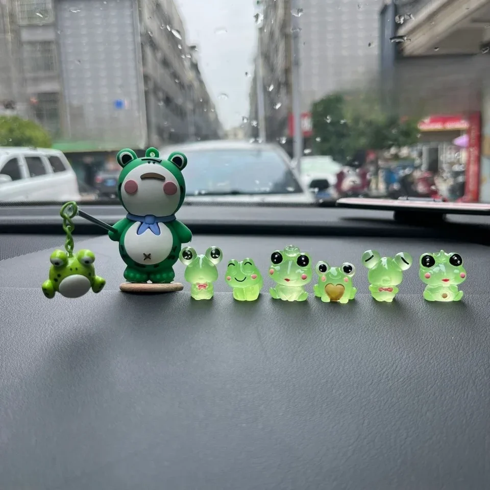 7ks Lonely Frog Noctilucent Auto Príslušenstvo Cartoon Center Center Console Dekorácie Officeedesk počítačový obrazovka dekorácie Dollgift