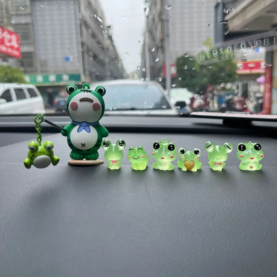 7ks Lonely Frog Noctilucent Auto Príslušenstvo Cartoon Center Center Console Dekorácie Officeedesk počítačový obrazovka dekorácie Dollgift