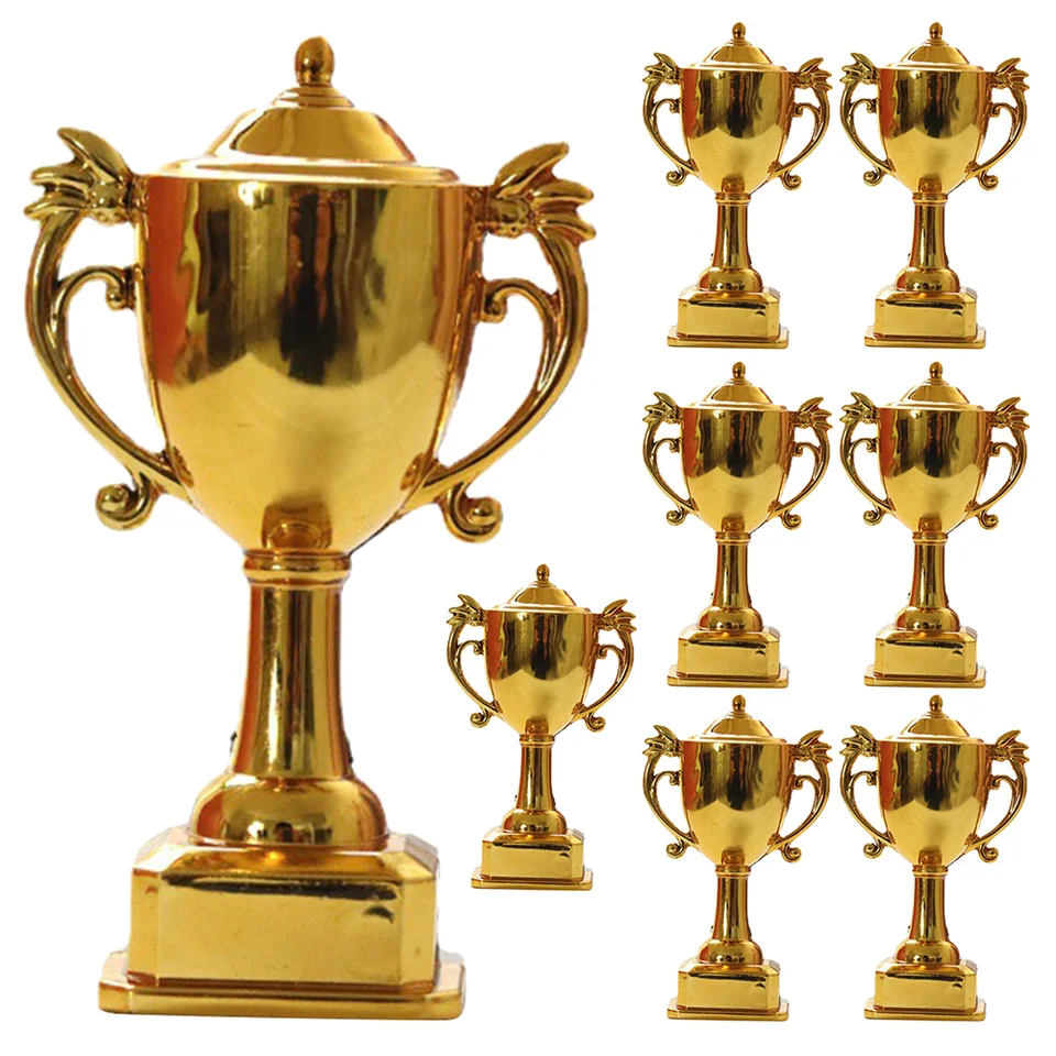 8ks Miniatúrne dekorácie trofejí Plastové ocenenia Trofeje futbalové koláč Ozdobia príslušenstvo Detské večierky