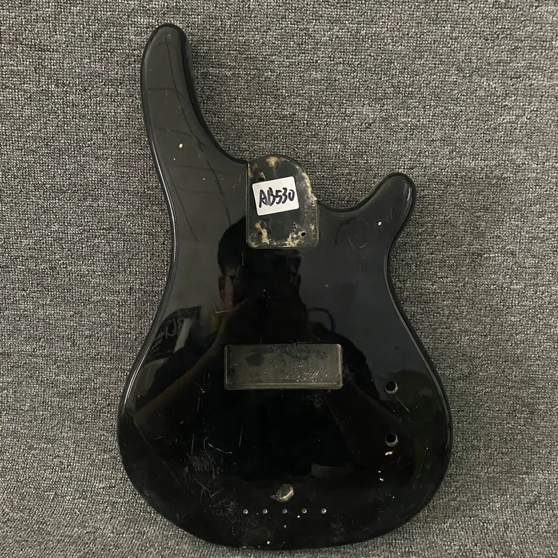 AB530 DIY Guitar Parts 5 String Elektrické basové telo v čiernej farbe s poškodením a špinavý v špeciálnom predaji v masívnom dreve