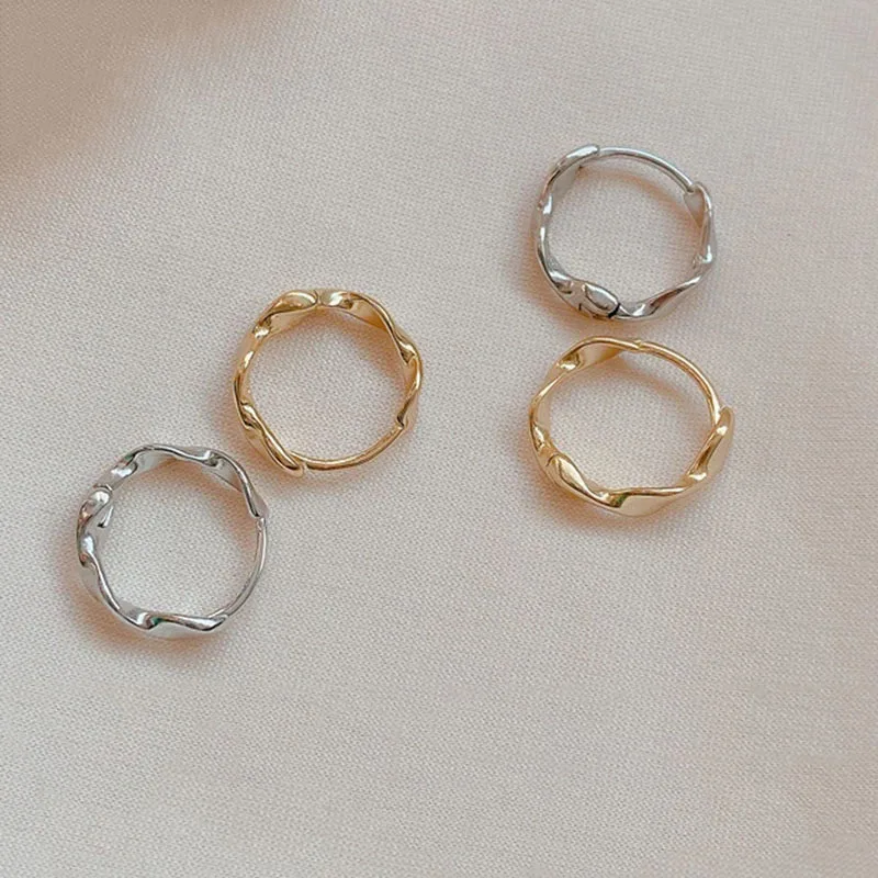 Adenjery strieborné farby Twist Hoop náušnice pre ženy Dievčatá malé zlaté náušnice Elegantné darčeky pre šperky S-E1350