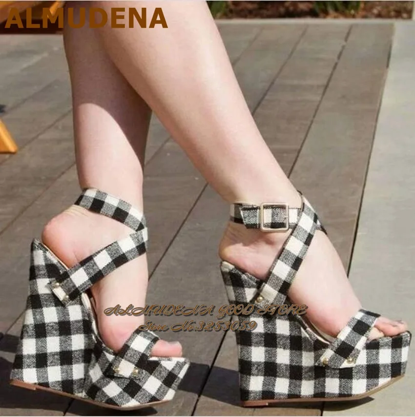 Almudena White/Black Corncered Letter Wedge Sandále Plaid Platforma Otvorené špičky topánky Čerpočné Čerpadlá
