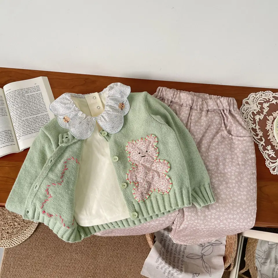 Am Mint Green Bear pletená sveter 24 jeseň Nový roztomilý stredný a malý detský špičkový edícia Detský sveter kabát