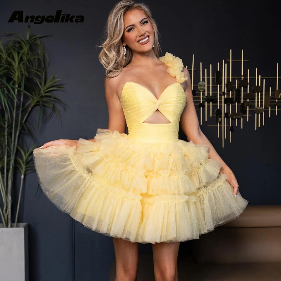 Angelika Stylish One Rameno Homecoming šaty pre dospievajúci šnurovanie vyrezaných vrstvených mini koktailových večierkov Prispôsobené plus veľkosť