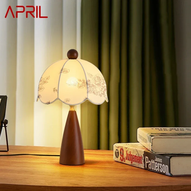 Apríl Contempory Creativity Stolová lampa American Retro Art Loving Room Štúdium Villa Hotel Spálňa LED lôžko stolové svetlo