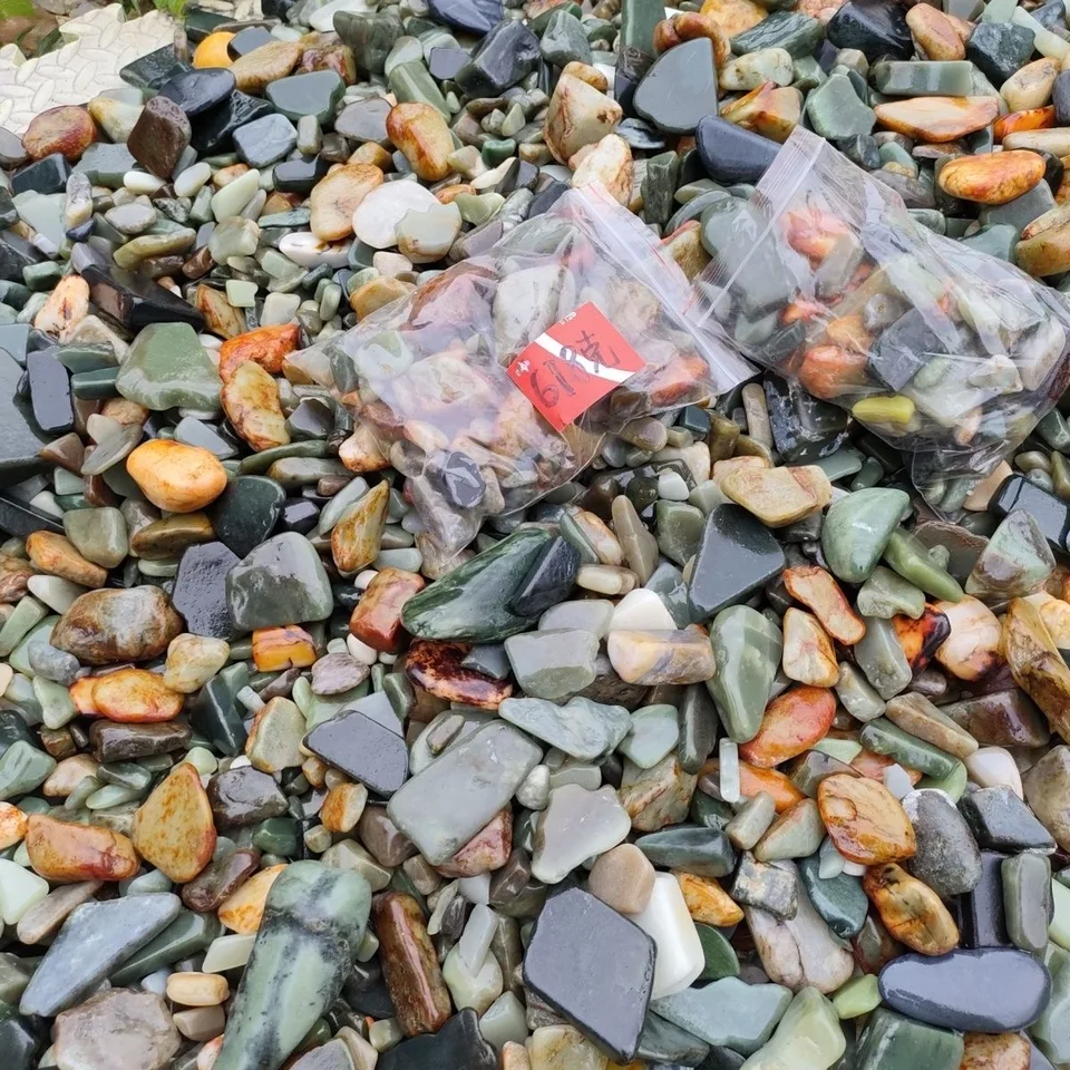 Asi 600 g rozdrveného kameňa Hottan Jade Malé semeno farebný kameň Small Seed Stone Random Dodávka zafarbený kameň
