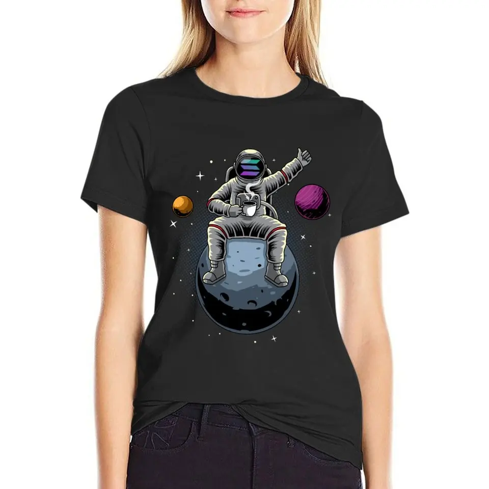Astronaut Coffee Solana Sol Sol Coin na Mesiac Crypto Token Token Blockchain kryptomeny peňaženka Tričko Tričko Topky Čierne tričká pre ženy