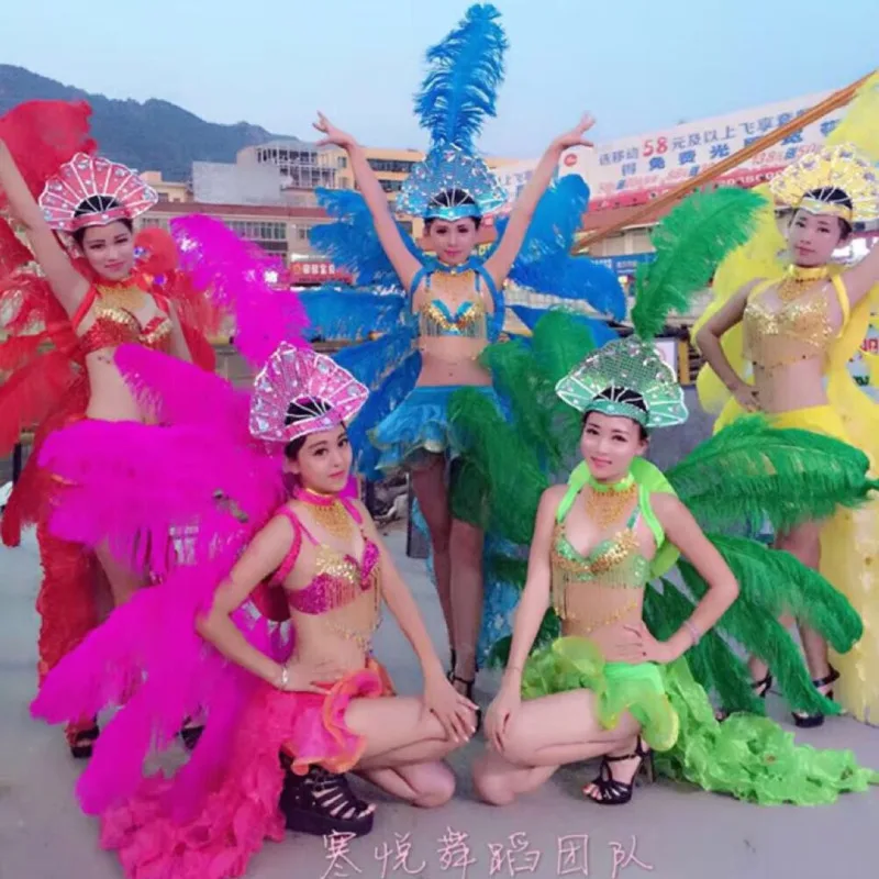 Atmosférické otvorenie brazílskeho Samba Dance Pstrich Feather Carnival Dance Performance Performance