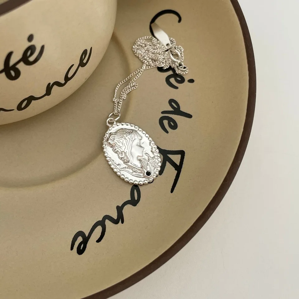 Autentický 925 Sterling Silver Character Relief Relief Relieva Oval Coin Pendant Pendant Pattern Choker Náhrdelník šperky C-B940