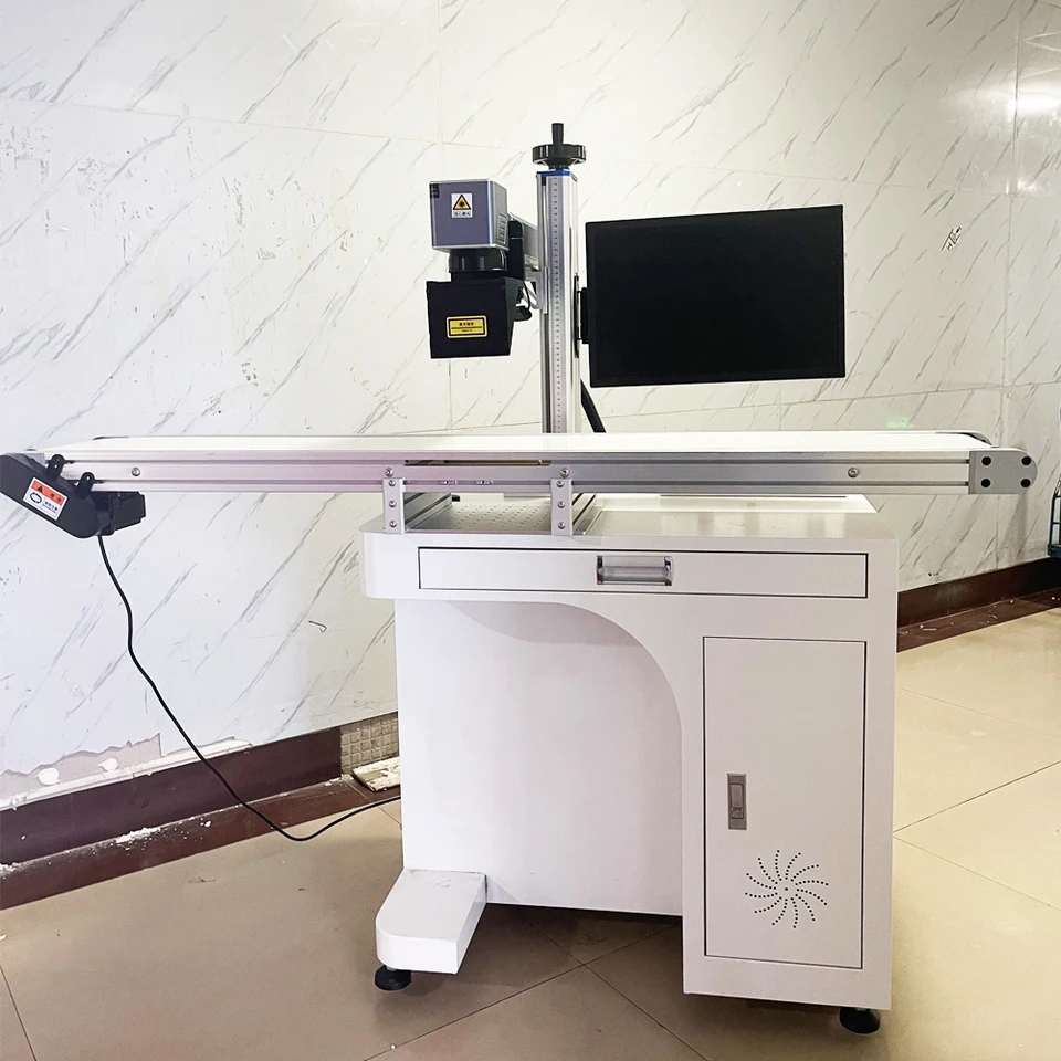Automatické vizuálne polohovanie vlákna laserové označenie gravírovací stroj Raycus 20W 30W 50W 100 W Cut Metal s CCD dopravným pásom 1500 mm