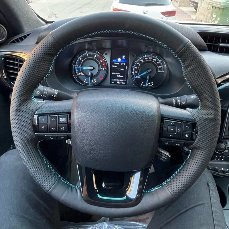 Automobilový volant Craid Cover Ručne šitie prispôsobené protišmykovou umelou kožou pre Toyota Fortuner 2016-2019 Hilux 2015-2019