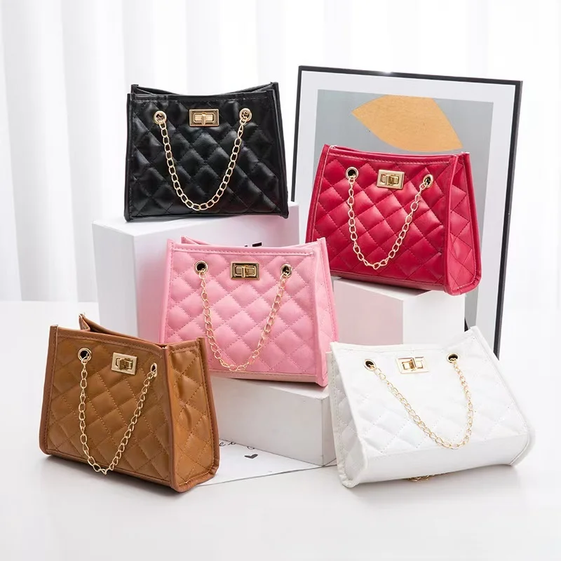 B023Diamond Stitched Bag s prackou, jednoduchú reťazovú kabelku, módnu kovovú dekoráciu podpazušia