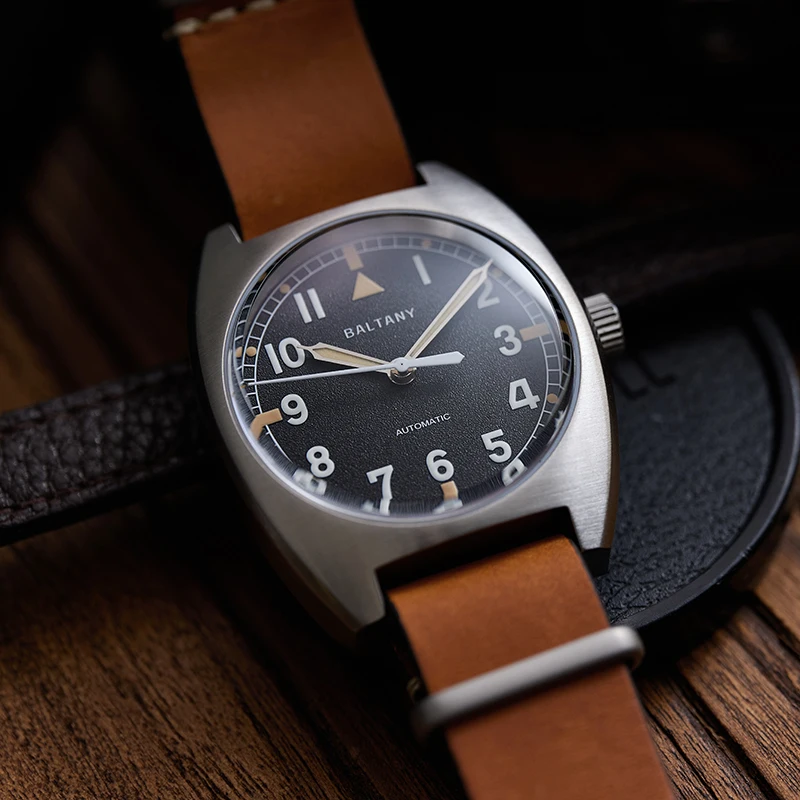 Baltany W10 Tonneau Watch S2001B pocta RAF Britská armáda z nehrdzavejúcej ocele NH38 NH38 Automatické vintage zápästie Watch for Men