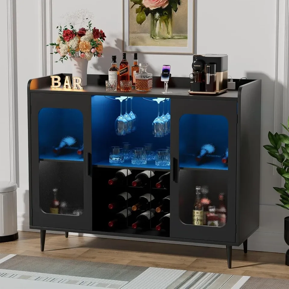 Bar s kabinetom s alkoholom s elektrickou zásuvkou a LED svetlom, vinotéka s stojanom na víno a poháre, skrinka na domácu kavia