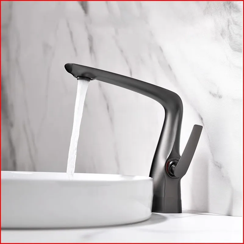 Basin faucet šedá pevná mosadzná horúca a studená kúpeľňa vyzdobená jednou pákou umývadlo kefka kefka zlato