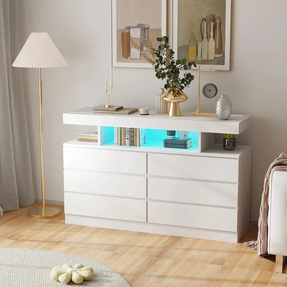 Biela komoda pre spálňu s nabíjacou stanicou a LED svetlami, 6 zásuvkami komody, dreveného komody