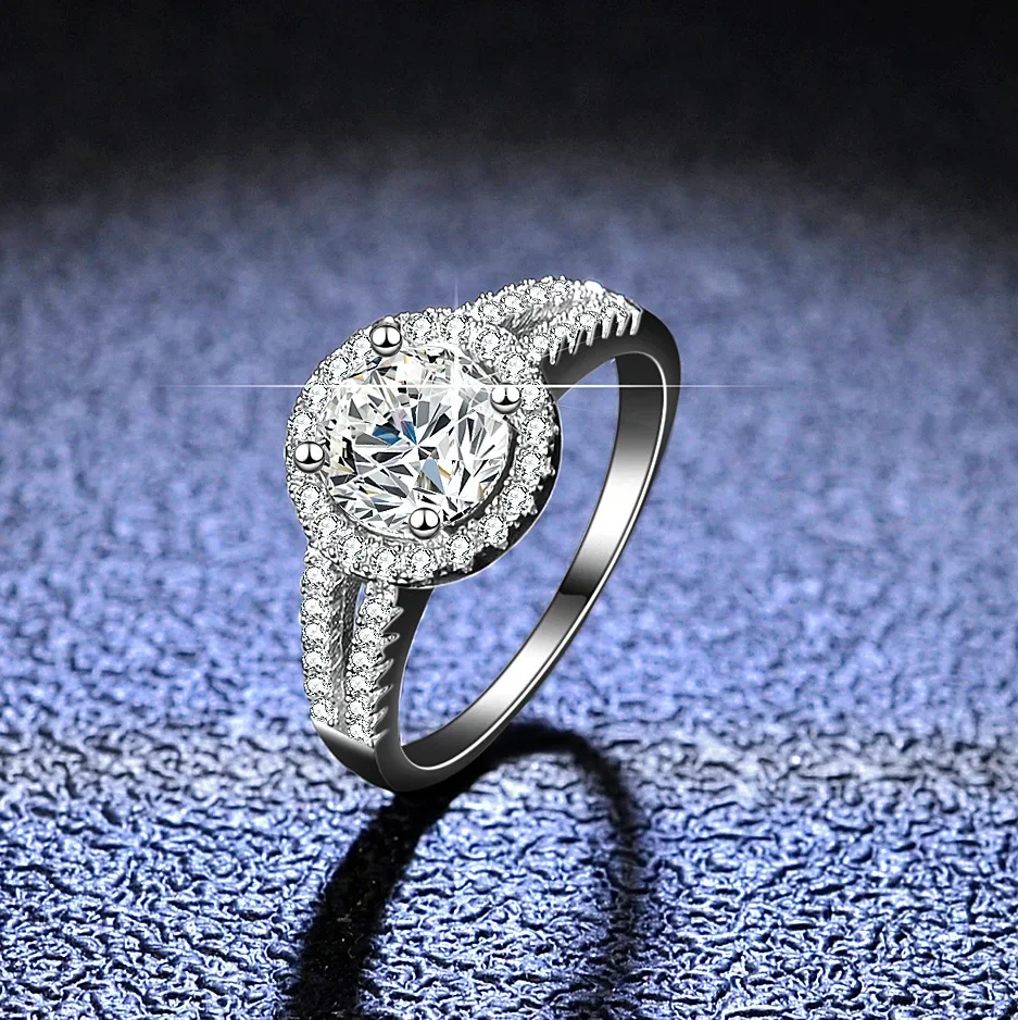 Biele zlato Moissanit Diamond Ring V Round Wrap 25 Sterling Silver Rings for Women Diamond Set One Carat Ring Jewelry PT950
