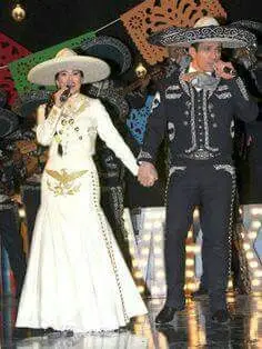 Biele zlato morská panna Charro Verde Prom Príležitosti sa oblieka s dlhým rukávom Jacekt výšivka mexický módny večerný šaty
