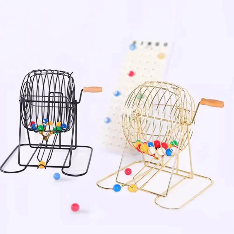 Bingo set s klietkou a guľôčkovou drevenou doskou bingo karta zlata a čierny bingo stroj