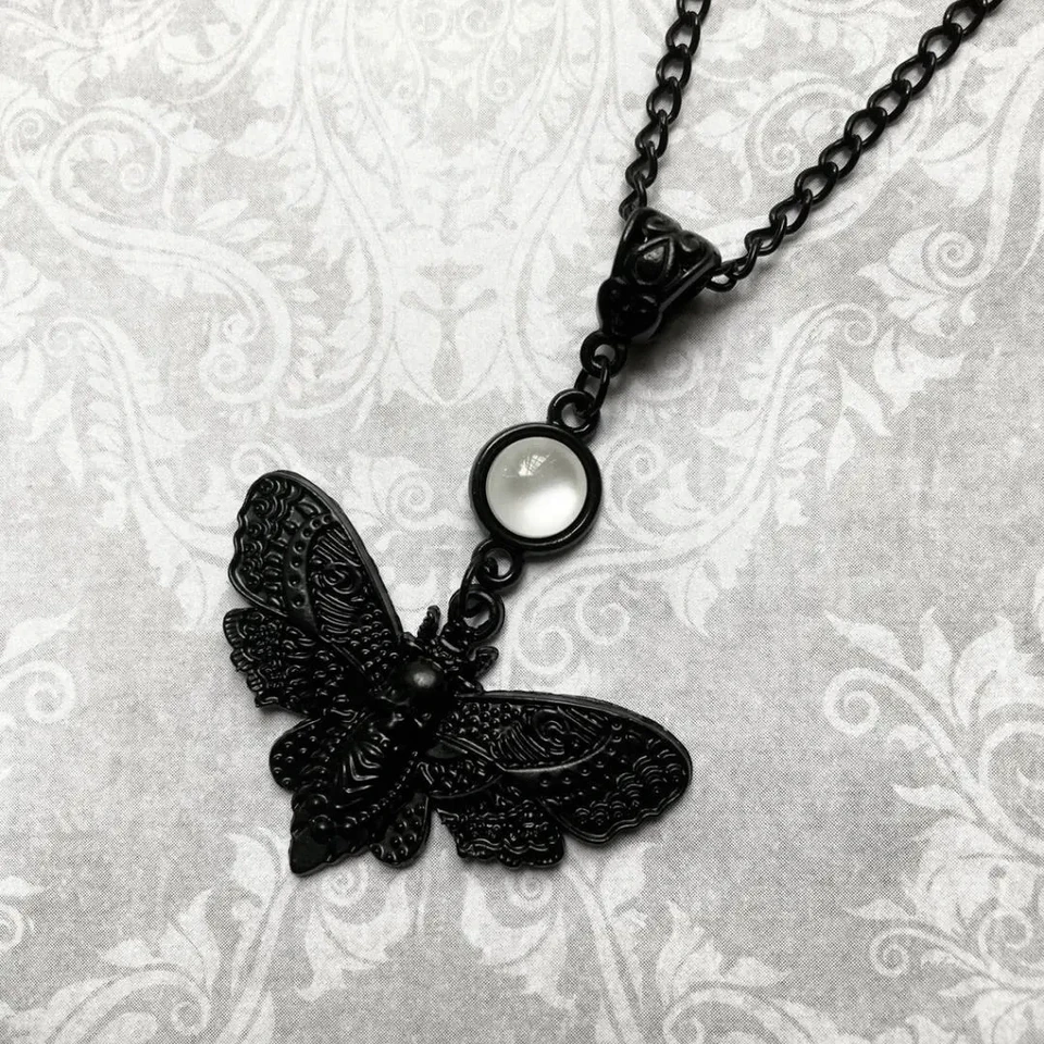 Black Death's Head Hawk Moth náhrdelník, otvorené krídla, gotické šperky, strašidelné roztomilé, hmyzové šperky, Halloween, spln, darček, darček