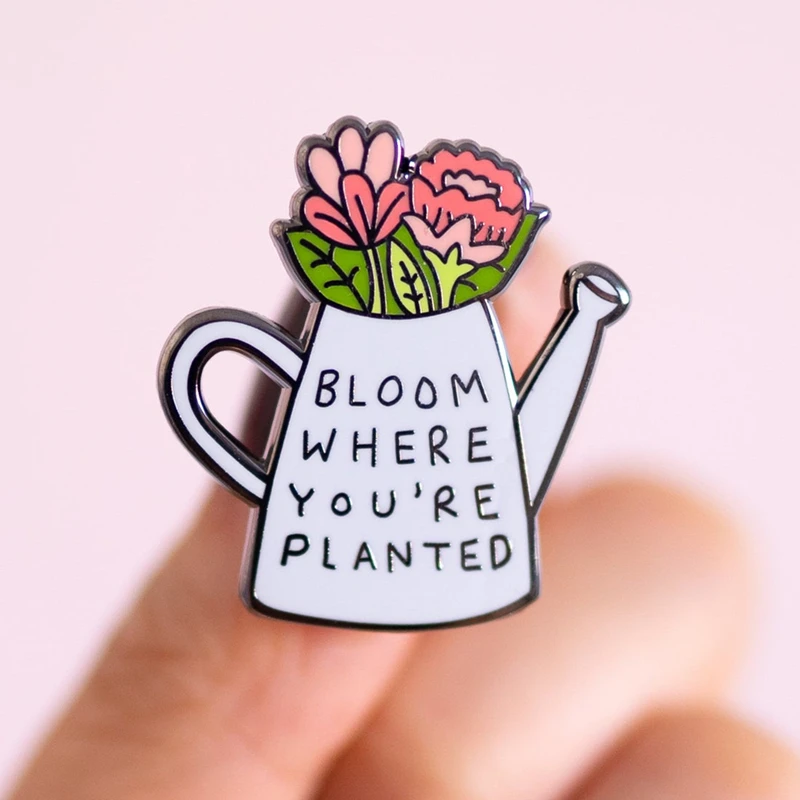 Bloom, kde ste vysadené kvetinové smaltované špendlíky záhradnícke rastliny kvetina klošné brošne bundy džínsy módne šperky doplnok