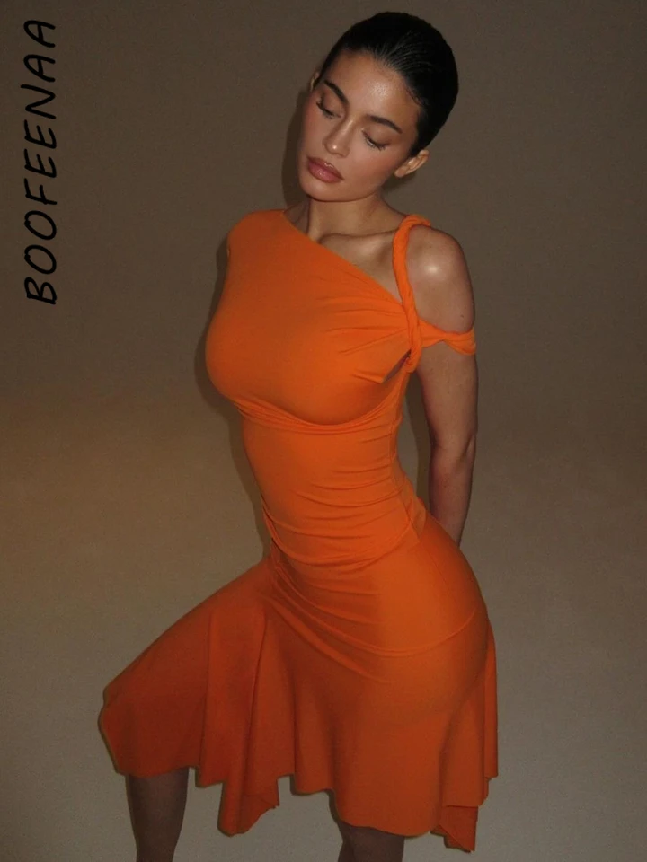 Boofeenaa asymetrické skrútené jedno ramenné krátke šaty Elegantné letné šaty čierne biele sexy klub Wear pre ženy 2024 C70BI25