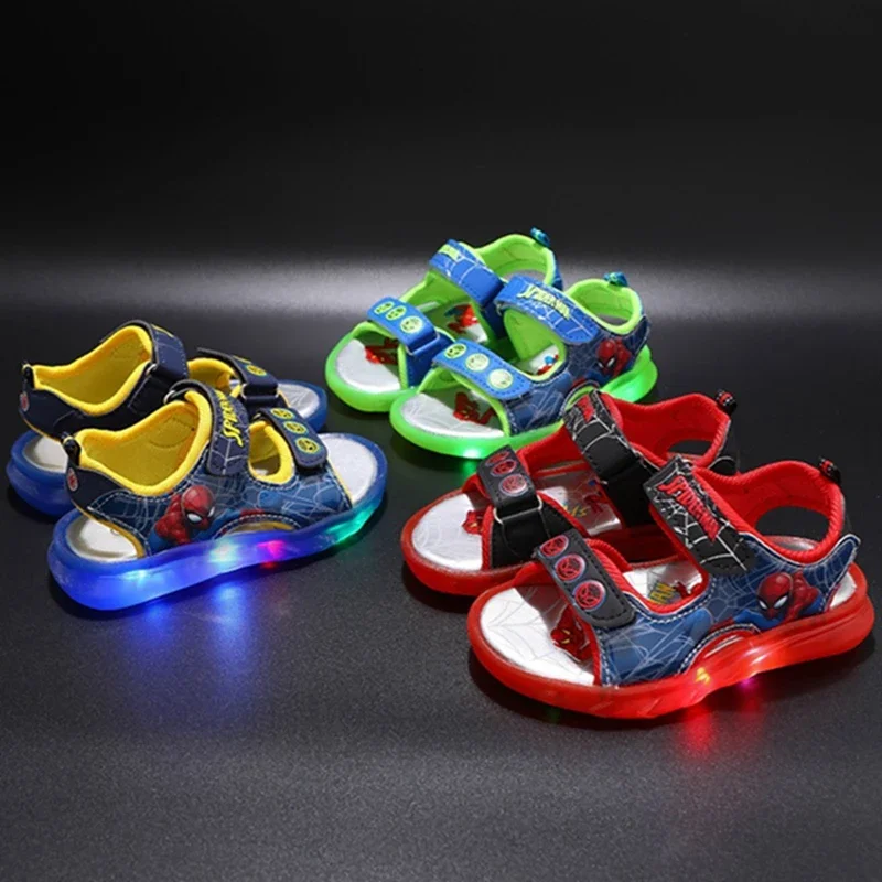 Boys Boys Cartoon Spiderman Summer Sandals Dievčatá Dievčatá Príležitostné športové bežecké topánky LED SVETLO SVETLO ZADARMO INDOROURNÉ TODDLER PRESTATOVANIE