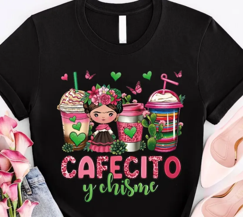 Cafecito y Chisme Coffee Cups Tirla, košeľa šálky kávy, košeľa s mexickým dňom