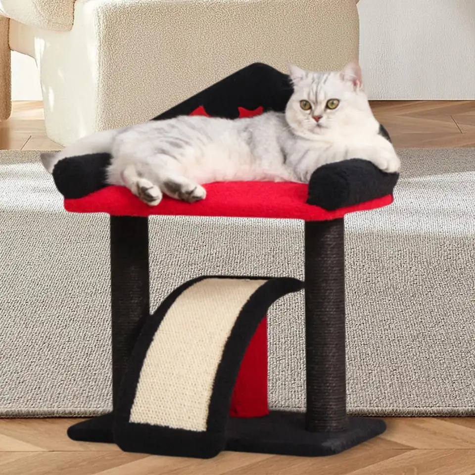 Cat lezenie strom Halloween tému mačka dom vertikálny poškriabaný post