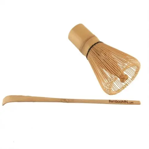 Chasen (bambusová šľahač) a Chashaku (háčkovaná lopatka bambusu) pre čaj matcha