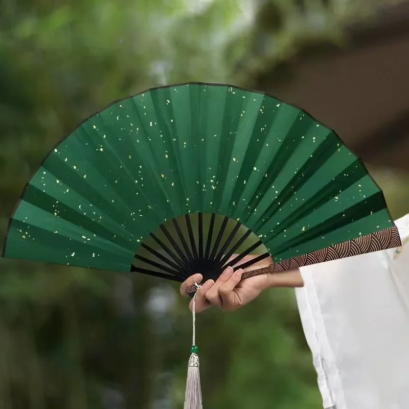 Cloudový vzor jemne vyrezávaný ryžový papier skladací ventilátor čierny posypaný zlatý hodváb
