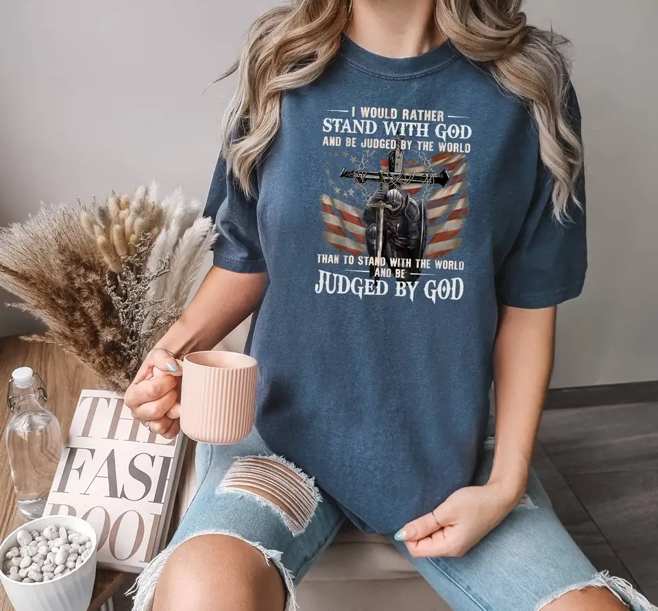 Comfort Colors T tričko stojan s Bohom súdený