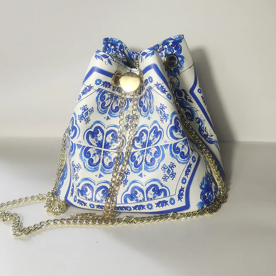Crossbody Bag Dámska 2024 Nová výklenok Luxusná vrecká na vedro módne temperament Svadobná červená svadobná taška