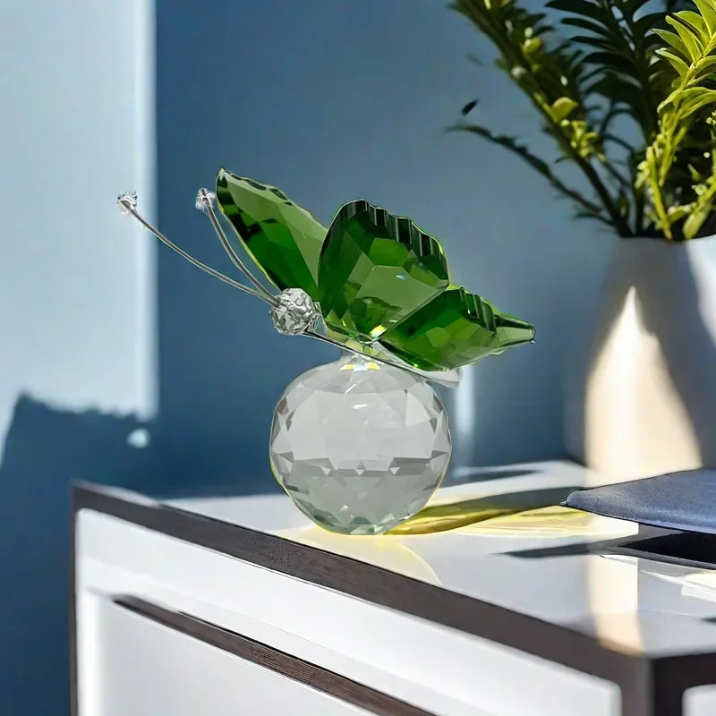 Crystal Butterfly s guľkou figurínu domov svadobná dekorácia sklenená remeselná zbierka papierovej váhy ozdoby suvenír darčeky