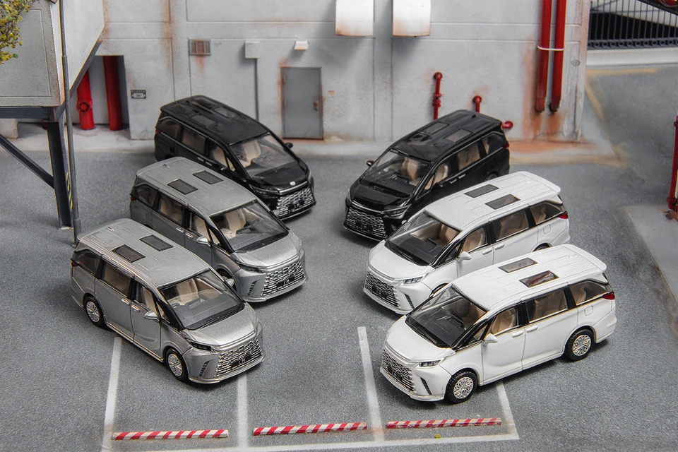 DCT 1:64 LM Gen2 Grey Black White Model Auto