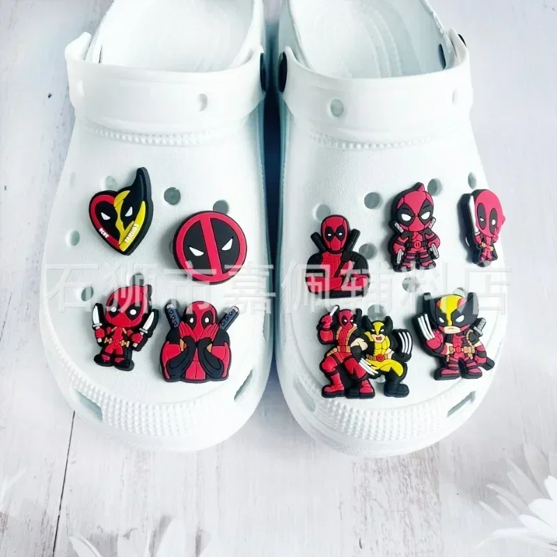 Deadpool & Wolverine topánky kvety zázraky papuče ozdoby Boy Dievčenské batohové doplnky módne dekorácie