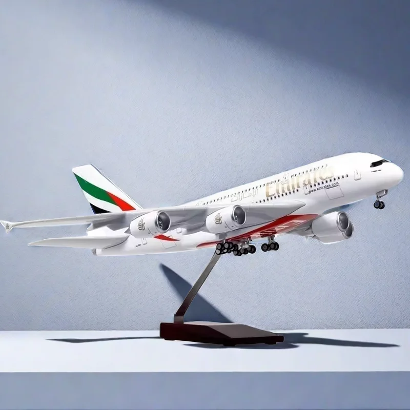 Dekor 45 cm 1/160 mierka Diecast Model A380 Emirates Airways Resin Airplane Airbus so svetlom a kolesami