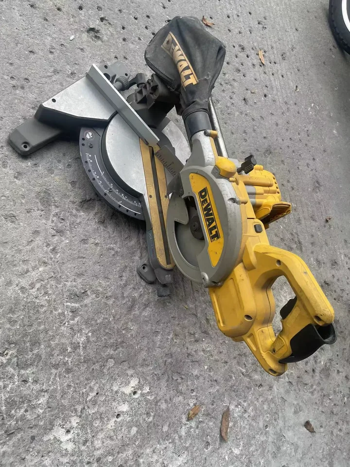 Dewalt DCS777T2-GB 54V Flex Volt 216mm MIRE SAW ， iba nástroja, z druhej ruky