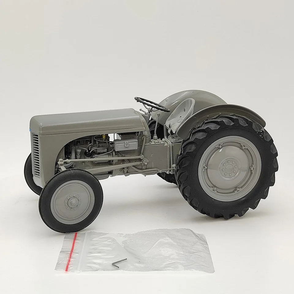 Diecast 1/16 v mierke UH Ferguson TEA20 Zliatinový inžiniersky inžinierový traktor Model Zberateľná hračka