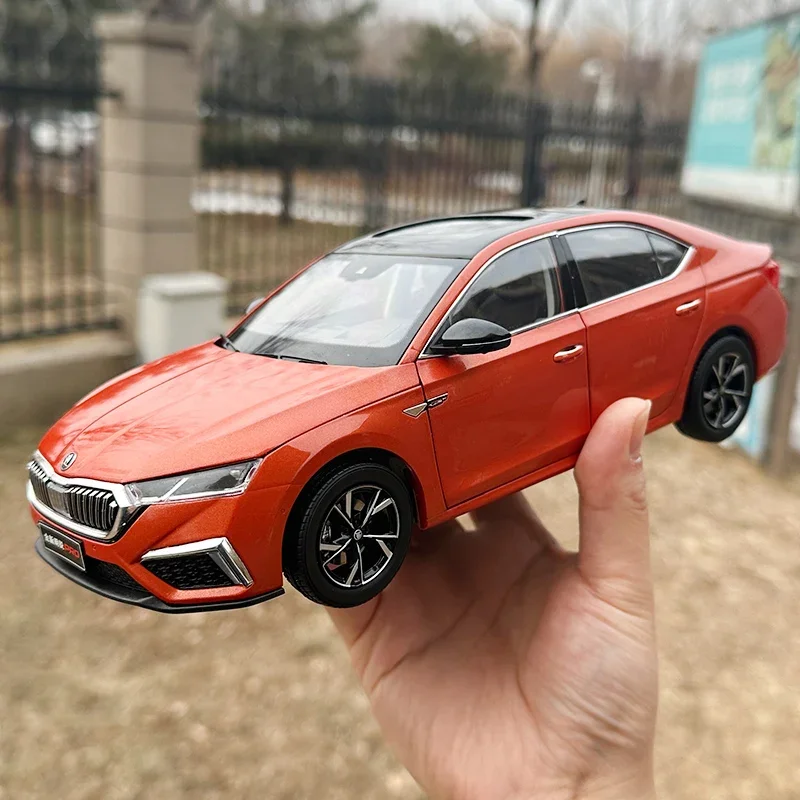 Diecast 1/18 v mierke SKODA OCTAVIA PRO MODEL MODEL CAR SKODA OCTAVIA Zliatinový režim automobilu hračky Hračky pre chlapcov